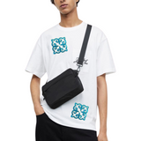 Twee maal de Tribal Paillette Lichtblauw Sequins Cosplay Strijk Embleem Patch op een wit t-shirt