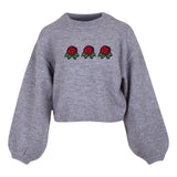 Drie maal de Rode Roos Blaadjes Strijk Embleem Patch op een grijze sweater
