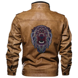 Leeuw Strijk Embleem Patch XXL gelijmd op de rugzijde van een bruine leren jas