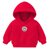 Smiley Emoji Strijk Embleem Patch Glitter Zilver op een kleine rode hoodie