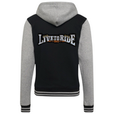 Live To Ride Tekst Biker Strijk Embleem Patch Wit op de rugzijde van een zwart college jasje.