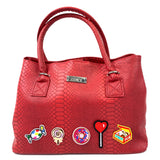 Lolly Hartje Strijk Embleem Patch samen met andere snoep patches op een rode tas