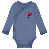 Lolly Hartje Strijk Embleem Patch op een blauwe baby romper