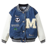 Lucky tekst Opnaai Embleem Patch Sticker samen met andere strijk patches op een baseball jasje van spijkerstof