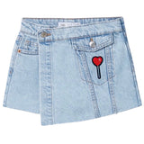 Lolly Hartje Strijk Embleem Patch op een kort spijkerrokje