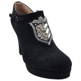 Embleem Stras Strijk Embleem Patch op een zwarte pump schoen