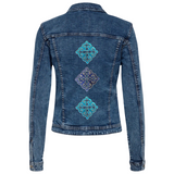 Twee maal de Tribal Paillette Lichtblauw Sequins Cosplay Strijk Embleem Patch samen met een donkerblauwe variant op de rugzijde van een spijkerjack