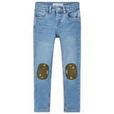 Knie Elleboog Strijk Stukken UFO Sterren Patch set Legergroen op de broekspijpen van een spijkerbroek