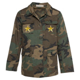 Twee maal de Ster Goud Strijk Embleem Patch op een groene camouflage jas