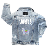 Lama Alpaca Strijk Embleem Patch Lila op de rugzijde van een klein spijkerjasje