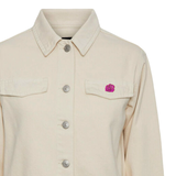 Roos Emaille Pin Rose Lila Rose op een ecru spijkerjack