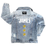 Drie maal de Ster Goud Strijk Embleem Patch op de rugzijde van een spijkerjasje