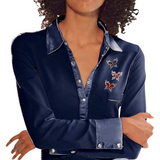 Broche Sierspeld Strass Vlinder Blauw samen met de rode en coffee gekleurde varianten op een blauwe blouse