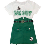 Twee maal de Panda Beer Beertje Strijk Embleem Patch op een groen rokje en wit t-shirt