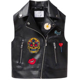 Lolly Hartje Strijk Embleem Patch samen met andere strijk patches op een zwarte bodywarmer