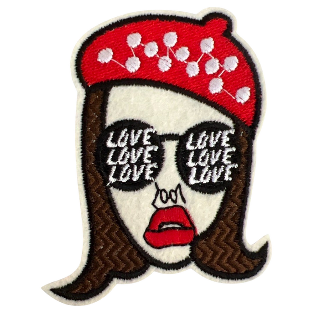 Vrouw Rode Baret Zonnebril Love Tekst Strijk Embleem Patch