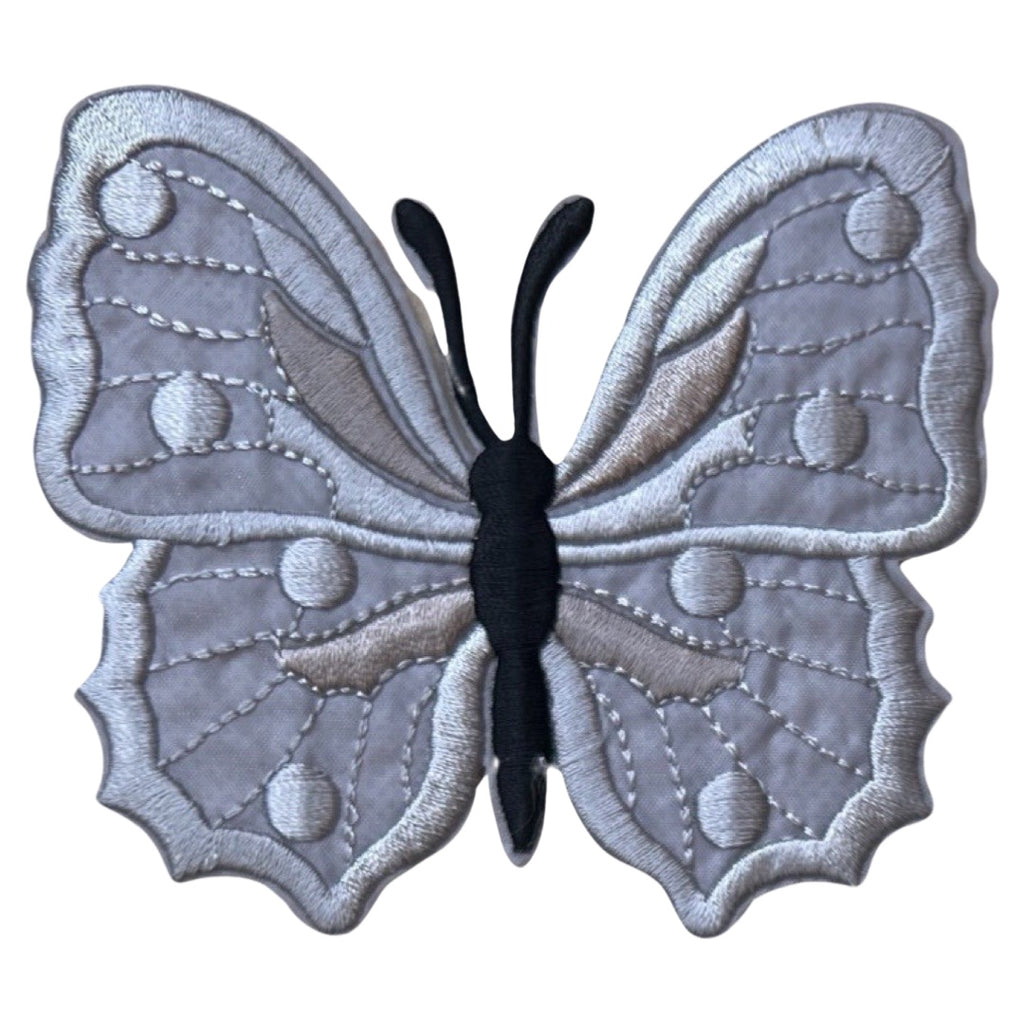 Strijk Patch Info Een strijk patch / embleem is aan de achterzijde voorzien van een dunne lijmlaag. Hierdoor kun je de patch eenvoudig op een item strijken / persen met een warmte pers. (Mits het item gestreken kan worden / warmte kan verdragen) Daarnaast kunnen strijk patches ook op een item gelijmd (met textiellijm) of genaaid worden. Bij deze opties kun je de dunne lijmlaag gewoon laten zitten.