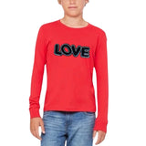 Love Paillette Tekst Strijk Embleem Patch op een rood t-shirt