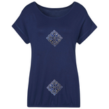 Twee maal de Tribal Paillette Donkerblauw Sequins Cosplay Strijk Embleem Patch op een blauw shirt