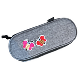 Bij Bijen Bijtje Strijk Embleem Patch Roze samen met de rode variant op een brillenkoker