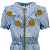 Vier de Bloem Bloemen Rozet Broche Patch - Clip  op een spijkerjurkje