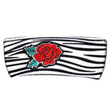 Roos Pioen Strijk Embleem Patch op een brillen koker met zebraprint
