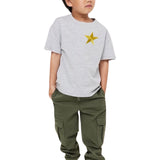 Ster Goud Strijk Embleem Patch op een grijs t-shirtje