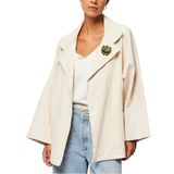 Anker Marine Embleem Strijk Patch op een witte jas