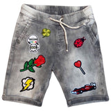Lolly Hartje Strijk Embleem Patch samen met andere strijk patches op een korte grijze broek