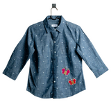 Bij Bijen Bijtje Strijk Embleem Patch Roze samen met de rode variant op een kleine blouse