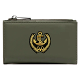 Anker Marine Embleem Strijk Patch op een legergroene portemonnee