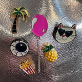 Close-up van de Friet Bakje Met Oogjes En Voetjes Emaille Pin samen met 5 andere pins