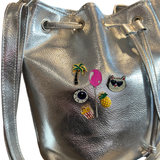 Friet Bakje Met Oogjes En Voetjes Emaille Pin  samen met vijf andere pins op een zilverkleurige tas