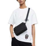 Mandril Aap Masker Strijk Embleem Patch op een zwart t-shirt