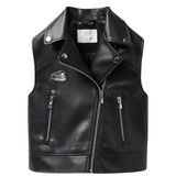 Life Was OK Skelet Grafkist Emaille Pin op een kleine zwart kunstleren bodywarmer