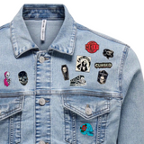 Doodskop Schedel Skull Emaille Pin samen met ander pins op een spijkerjasje