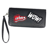 Gymp Sneaker Schoen Strijk Embleem Patch samen met een WOW tekst strijk patch op een zwarte portemonnee