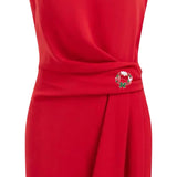 Kerstkrans Duif Broche Sierspeld op een rode jurk