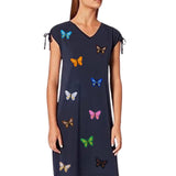 Vlinder Strijk Applicatie Embleem Patch Licht Roze samen met ander kleuren van deze vlinder patch op een blauwe zomerjurk