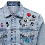 Geraamte Skelet Knalroze Emaille Pin samen met andere pins op een spijkerjack