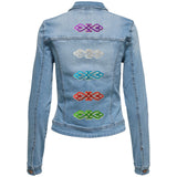 Tribal Paillette Zilver Wit Cosplay Sequins Strijk Embleem Patch samen met vier andere kleurvarianten op de rugzijde van een spijkerjajse