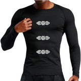 Drie maal de Tribal Paillette Zilver Cosplay Sequins Strijk Embleem Patch op een zwarte longsleeve