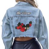 Par Amour Tekst XL Strijk Embleem Patch samen met een bloemen tak op de rugzijde van een spijkerjasje