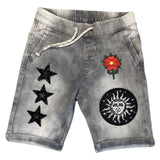 Anemoon Bloem Op Steel Strijk Embleem Patch samen met zwrte strijk patches op een grijze kort broek