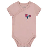 Roos Roosjes Op Steel Strijk Embleem Patch Roze op een oud roze baby romper