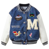 Flamingo Strijk Embleem Applicatie Patch samen met andere patches op een baseball jasje van spijkerstof