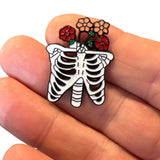 Close-Up van de Skelet Geraamte Ribben Bloemen Emaille Pin