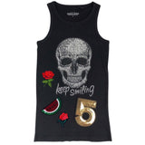 Meloen Water Meloen Strijk Embleem Patch samen met andere strijk patches op een zwart Hemd