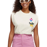 Cupcake Met Kers Strijk Embleem Patch op een wit hemd shirtje met schots and soda tekst