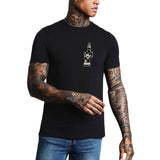 Middelvinger Fuck You Strijk Embleem Patch op een zwart t-shirt
